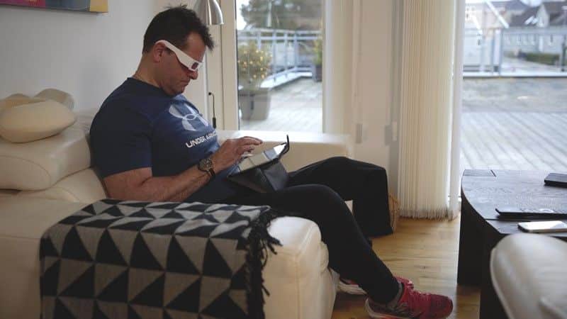 Patient under en synstrænings-øvelse med perifert syn hos Klinik for Syn og Udvikling