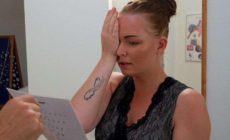 Sabrina under en synsfeltstest i klinikken efter sit biluheld