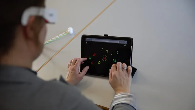 Person træner samsyn på en tablet med rød-blå anaglyfbriller